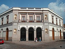 bâtiment de style néo-classique de couleurs blanche, gris clair et rosâtre où eut lieu devant une cour martiale le procès de l'empereur Maximilien