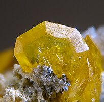 Cristal de wulfenita de color amarillo limón visto bajo el microscopio, procedente de la mina Los Lastonares, Albuñuelas, Granada, Andalucía, España.