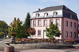 La place du village et sa fontaine.