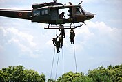 UH-1Jからリペリング降下する陸上自衛隊員