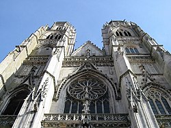 Façade en contre plongée de la basilique de Saint-Nicolas-de-Port