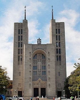 Façade de la cathédrale Marie-Notre-Reine.