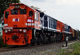 Lokomotif CC 205 21 08 menggandeng CC 205 21 01 dengan bendera Merah Putih, berdinas menarik KA Babaranjang.