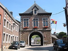 L'hôtel de ville (1888) et son porche surplombant la rue.