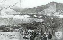 Un masse de gens entre progressivement dans le stade, en bas à gauche il est écrit "Jour de marathon".