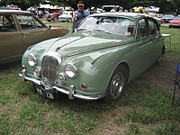 Daimler V8-250 saloon