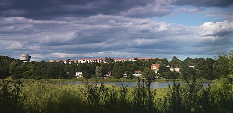 Husen på Gräsandsvägen i Fagersjö, med sjön Magelungen i förgrunden och Högdalsreservoaren på vänster sida.