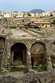 hautes arcades soutenant une terrasse