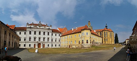 Abbaye de Kladruby : cour.