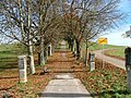 Ein Kreuzweg, gesäumt von Kastanien und Robinien, führt bergauf zur Loretokapelle.