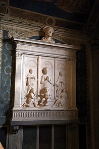 Retable sculpté en marbre. Un triptyque représente sur chacun des volets un adulte avec un bébé à ses pieds.