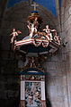 Photographie d'un petit retable et d'un baldaquin en bois sculpté