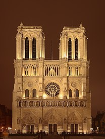 A Basílica de Notre-Dame de Paris tem uma fachada ocidental cujos elementos verticais e horizontais estão balanceados.