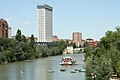 El río Pisuerga a su paso por Valladolid, con el Puente Mayor al fondo. En el medio se encuentra el barco. A su izquierda el Edificio Duque de Lerma y en frente se sitúa la Playa de las Moreras, año 2014.