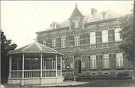 Place du village de Mont-Sainte-Geneviève vers 1950.