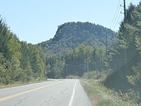 Vue du mont Scotch Cap depuis le chemin de la rivière Bergeron à Piopolis.