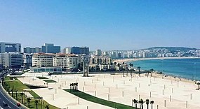 Vista do porto de Tânger e da avenida marginal, com a almedina (centro histórico) ao fundo