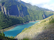 Vue de la retenue d'eau du barrage du Chambon, depuis le plateau d'Emparis.