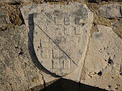 Les armoiries des Templiers au-dessus de l’entrée de l’ermitage Sainte-Cécile.