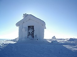 Entinen palovartijan tupa Valtavaaran huipulla.