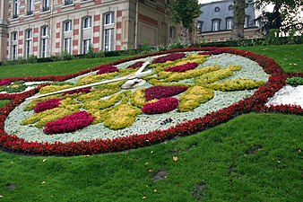 Horloge florale de l'hôtel de ville, avenue du Général de Gaulle.