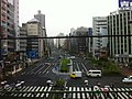 Vista del edificio que alberga el Consulado General del Perú desde el andén de la Estación de Gotanda