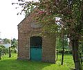 Une chapelle en brique.