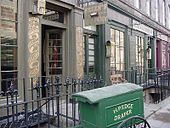 Rez-de-chaussée d'immeuble ancien, avec vitrines à petits carreaux et entresols.