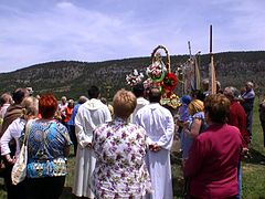 Detalle de la procesión de Pentecostés en la ermita de Santerón, Algarra (Cuenca), desde la «Mesa de la Virgen», año 2012.