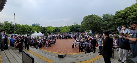 윤석열 지지자 약 2천~3천 명이 응원하기 위해 운집했다.