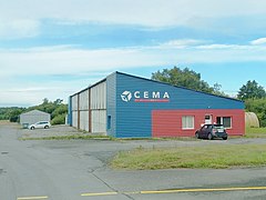 Les locaux du Centre École de Maintenance Aéronautique (CEMA) fondé en 1989 sur l'érodrome de Bel Air de Dinan-Trélivan.