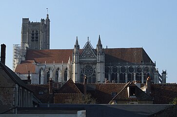 Côté sud de la cathédrale, avec la tour et sa tourelle d'escalier.