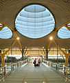 Entrée de l'aéroport pour les voyageurs au départ.