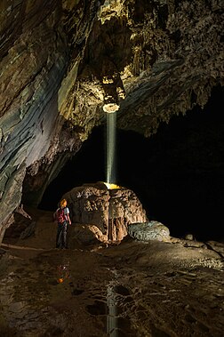 Formação rochosa conhecida como “Chuveirão”, um espeleotema de rara ocorrência, originado pela deposição dos carbonatos e cálcio dissolvidos nas bordas de um intenso fluxo subterrâneo. Caverna Temimina, Parque Estadual Turístico do Alto Ribeira, Apiaí, Brasil. A caverna está inserida no trajeto do rio Temimina, que drena boa parte da porção noroeste do Parque Estadual. As dimensões da caverna propiciam entrada de luz solar e temperatura agradável, com diversos salões em seu interior. Apresenta registros de vestígios arqueológicos, indicando a ocupação indígena pretérita do local. (definição 2 455 × 2 455)