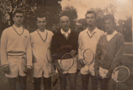 Frères Jauffret au club de Tennis de la Villa Primrose à Bordeaux, avec de gauche à droite : François, Pierre, leur père André, Jean-Paul et Marc, 1963