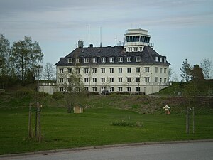 Kanslihus och trafikledartornet (2010) vid före detta F 1.