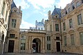 Cour de l'hôtel, vue vers le sud avec le revers du portail orné de deux colonnes toscanes nichées[18].