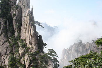 Nuages sur les montagnes du Huang Shan (Chine). (définition réelle 3 888 × 2 592*)