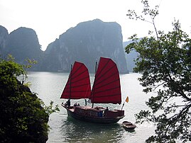 Jonque sur la baie de Hạ Long (Viêt Nam). (définition réelle 1 600 × 1 200)