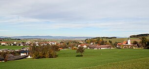 Südansicht von Kirnberg an der Mank. Rechts, im Südosten, der erhöhte Komplex des sogenannten Schlosses (Dompropstei, zeitweise ein Kloster) mit der Pfarrkirche.