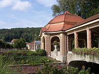 Überdachter Wandelgang im Kurpark