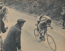 Photographie d'un cycliste en course, avançant tête baissée.