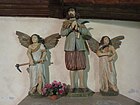 Chapelle des Sept-Saints : statue de saint Isidore entouré de deux anges.