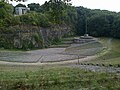 Panorama des 1938 errichteten Amphitheaters sowie des 1955 errichteten Denkmals der Aufständischen am St. Annaberg (2015)