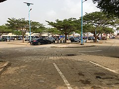 Parking extérieur de l'aéroport international de Cotonou.