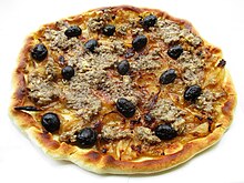 Une pissaladière dans un plat à tarte