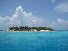 Vue de Fonimagoodhoo avec les installations hôtelières du Reethi Beach Resort.