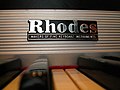 Le logo Rhodes sur un piano