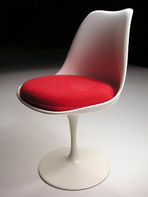 "כיסא צבעוני" (1956) בעיצוב של אירו סארינן. שמו של הכיסא, "כיסא צבעוני", נבע מדמיונו לפרח הצבעוני. סארינן עיצב את הכיסא, ללא זוויות, בקווים נקיים ומעוגלים.