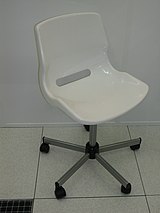 現代の樹脂製の椅子